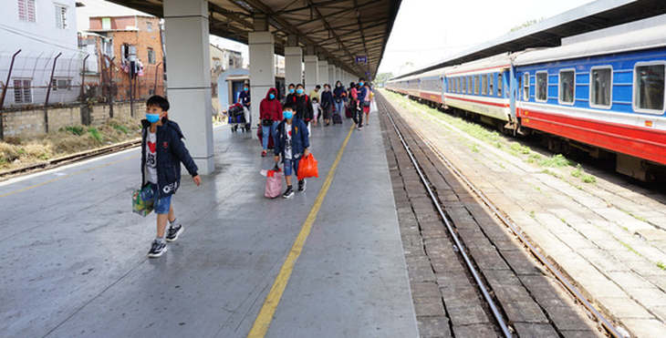 Chạy lại 2 đoàn tàu khách SE3, SE4 tuyến đường sắt Hà Nội - TP.HCM - Ảnh 1.