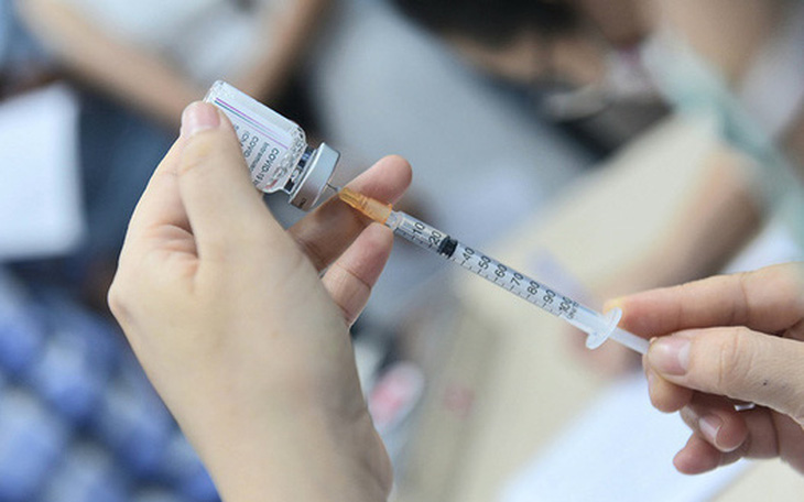 TP.HCM kiến nghị Thủ tướng cho doanh nghiệp chủ động tìm nguồn vắc xin COVID-19