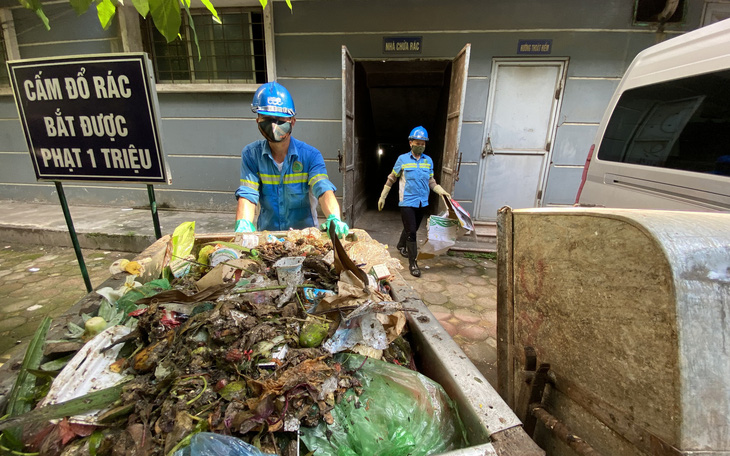 Chủ tịch Hà Nội yêu cầu xử lý vụ nợ lương hàng trăm công nhân môi trường