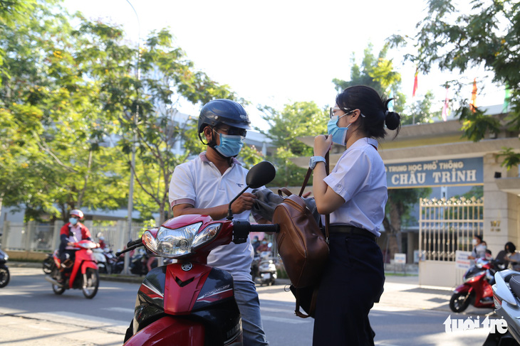 Sĩ tử Đà Nẵng ngày đầu tiên thi vào lớp 10, an tâm nhờ kết quả xét nghiệm - Ảnh 3.