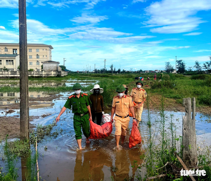 Chung tay thu hoạch hoa màu bị ngập úng cho người dân vùng phong tỏa - Ảnh 2.