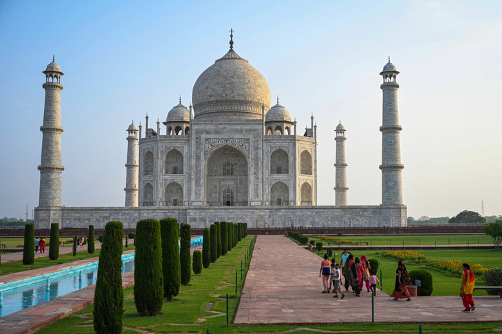 Đền Taj Mahal mở cửa đón khách lại giữa đại dịch - Ảnh 4.