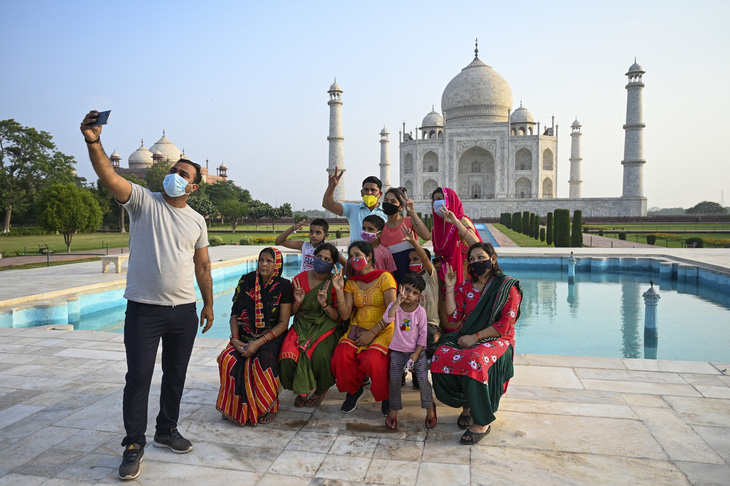 Đền Taj Mahal mở cửa đón khách lại giữa đại dịch - Ảnh 1.