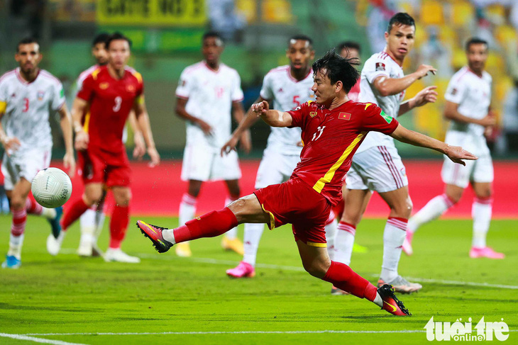 Minh Vương nhận danh hiệu cầu thủ xuất sắc nhất trận Việt Nam - UAE tại Dubai - Ảnh 3.