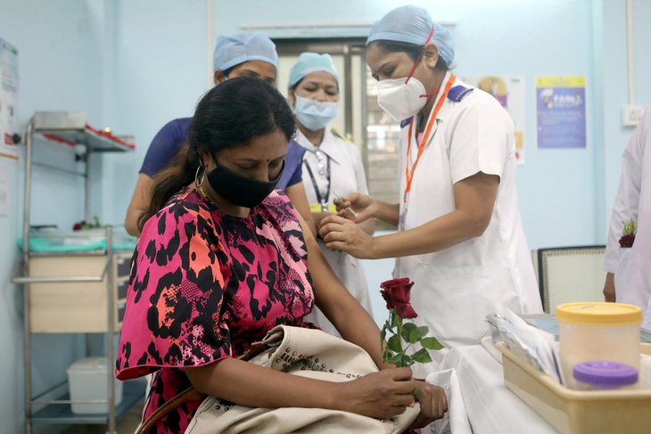 Ấn Độ nâng khoảng cách giữa 2 liều vắc xin AstraZeneca lên 4 tháng - Ảnh 1.