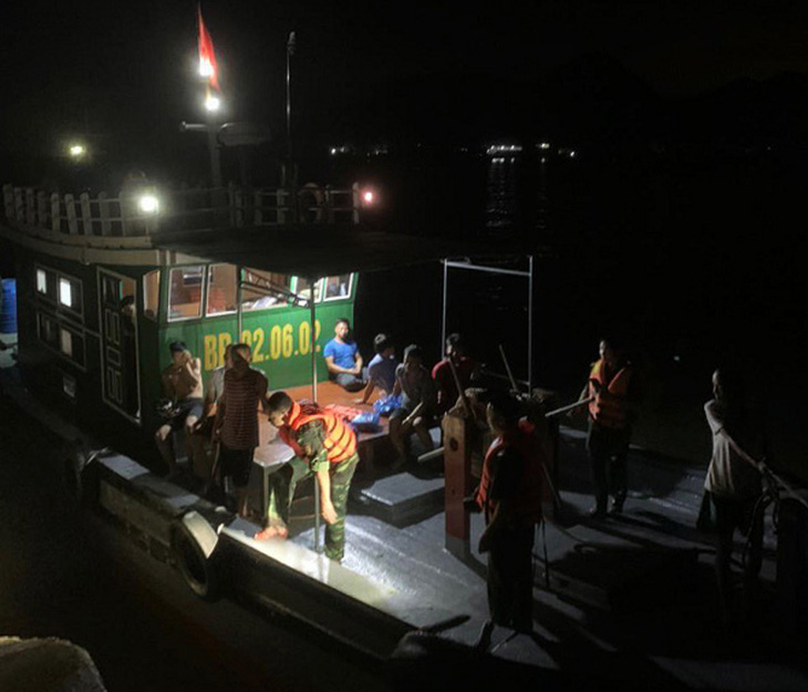 Cứu sống 7 ngư dân ôm bè xốp trôi dạt trên biển trong đêm - Ảnh 1.