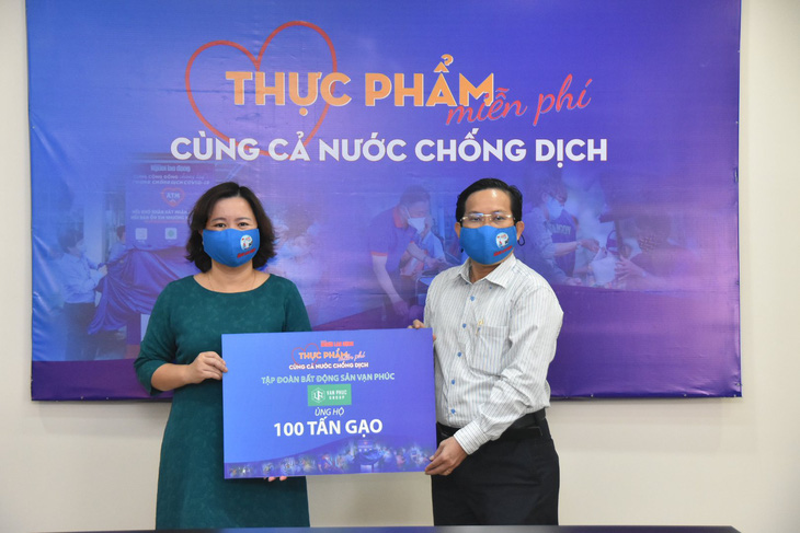 Van Phuc Group ủng hộ 100 tấn gạo, 2.000 bộ quần áo bảo hộ chống dịch - Ảnh 1.