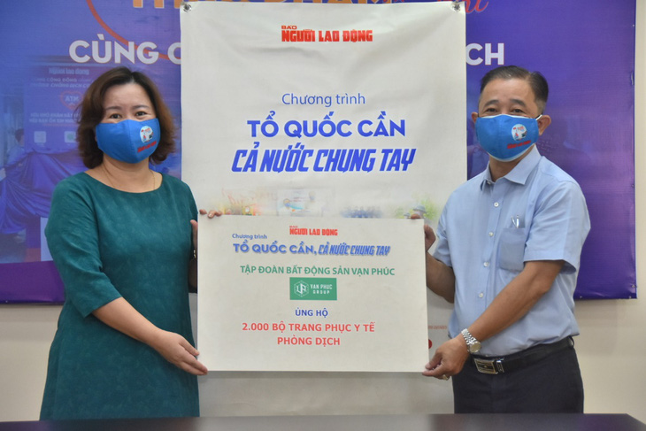 Van Phuc Group ủng hộ 100 tấn gạo, 2.000 bộ quần áo bảo hộ chống dịch - Ảnh 2.