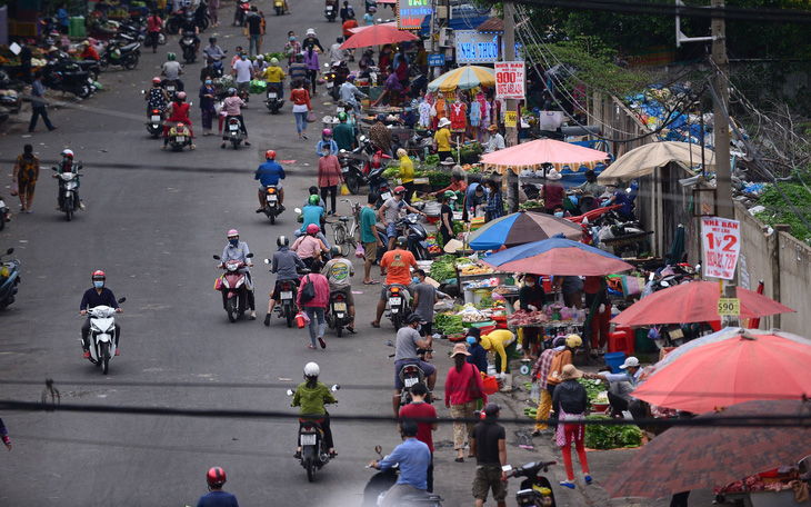 TP.HCM: Mẹ con bà bán trái cây ở cổng Công ty PouYuen dương tính COVID-19