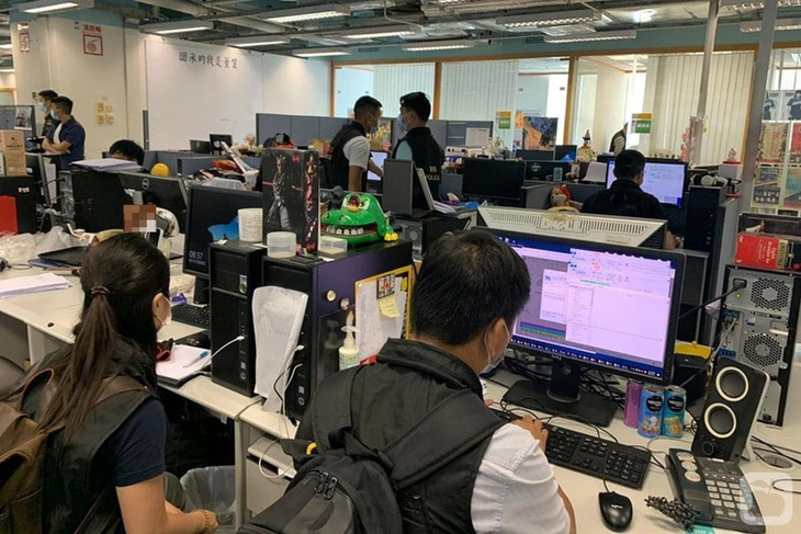 Cảnh sát Hong Kong bắt tổng biên tập nhật báo Apple - Ảnh 1.
