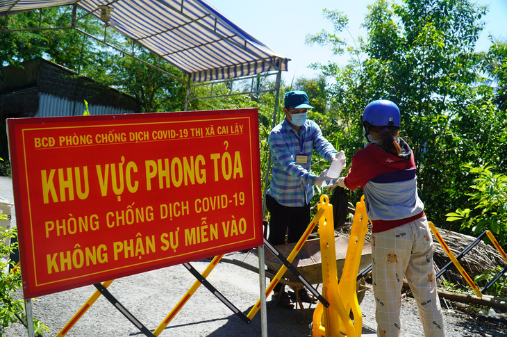 Test nhanh tại chợ Ba Dừa ở Tiền Giang, phát hiện 3 người nghi nhiễm COVID-19 - Ảnh 1.