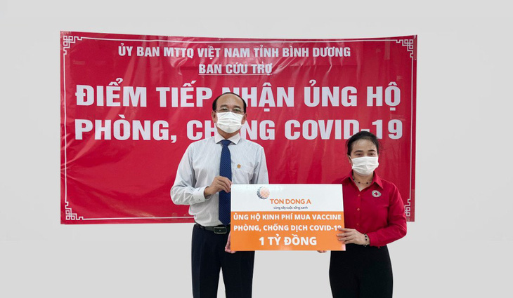 Tôn Đông Á trao 1 tỉ đồng để mua vắc xin phòng chống COVID-19 - Ảnh 1.