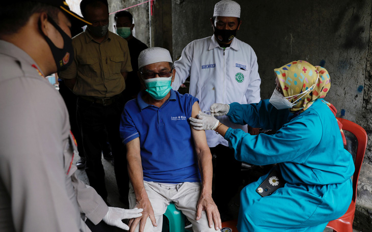 Hơn 350 bác sĩ Indonesia mắc COVID-19 dù đã tiêm vắc xin