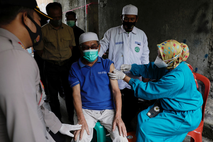 Hơn 350 bác sĩ Indonesia mắc COVID-19 dù đã tiêm vắc xin  - Ảnh 1.