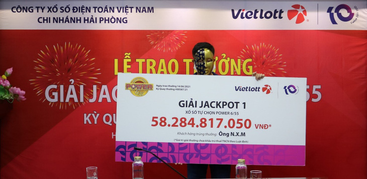 Tranh thủ mua vé số khi đi mua sắm tại Vinmart+, người chơi trúng Jackpot hơn 58 tỉ - Ảnh 2.