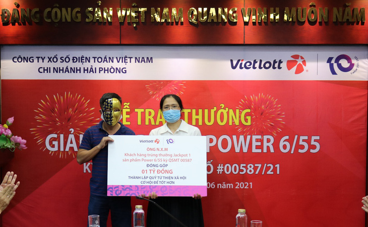 Tranh thủ mua vé số khi đi mua sắm tại Vinmart+, người chơi trúng Jackpot hơn 58 tỉ - Ảnh 4.