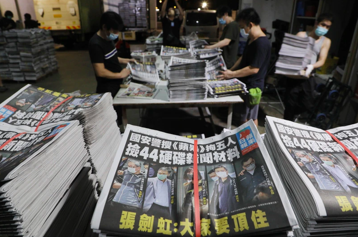 Nhật báo Apple ở Hong Kong từ 100.000 lên 500.000 bản in sau khi bị khám xét - Ảnh 1.
