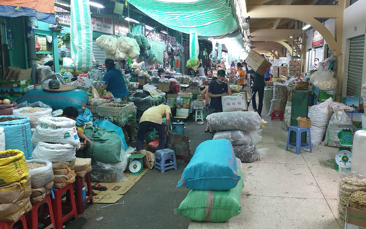 Chợ ế, các tiểu thương bán hàng qua Zalo, 