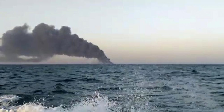 Tàu hải quân lớn nhất của Iran bốc cháy và chìm - Ảnh 3.