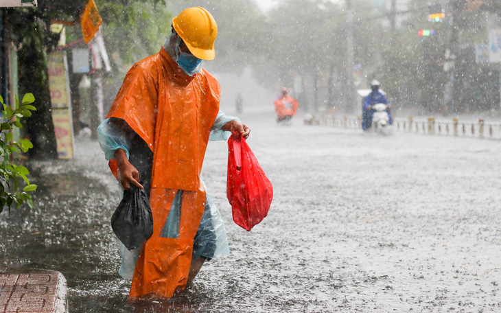 TP.HCM ngập sau mưa nặng hạt, rác nổi lềnh bềnh