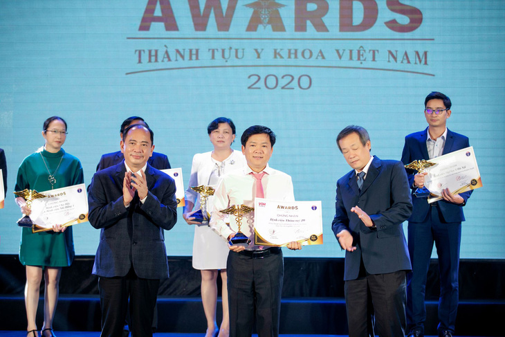Bác sĩ Tú Dung nhận cúp vàng Thành tựu y khoa Việt Nam 2020 - Ảnh 1.