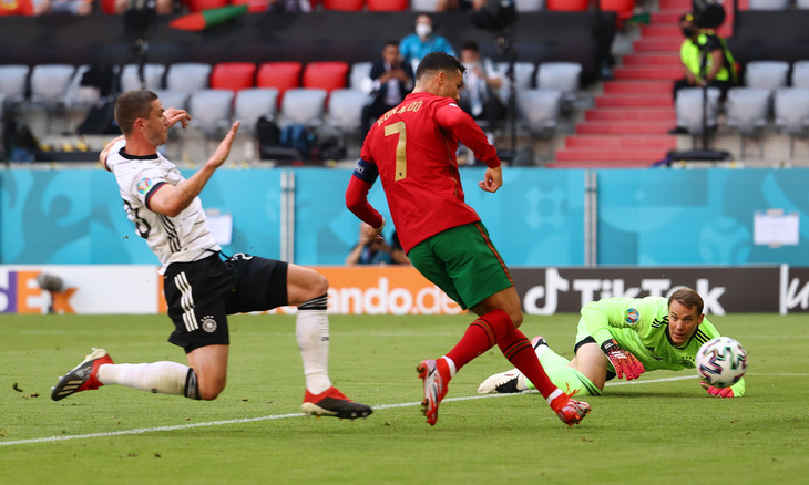 Ronaldo ghi bàn nhưng Bồ Đào Nha sụp đổ sau 2 pha phản lưới nhà trong 4 phút - Ảnh 1.