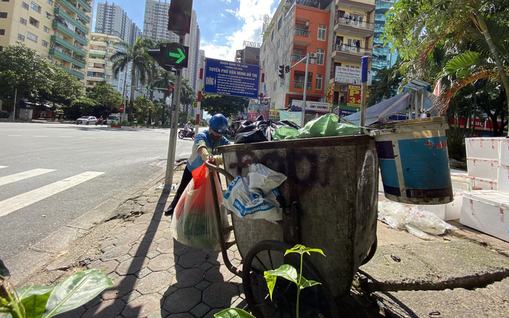 Công nhân môi trường bị nợ lương phải lượm ve chai kiếm sống đã được trả một phần lương