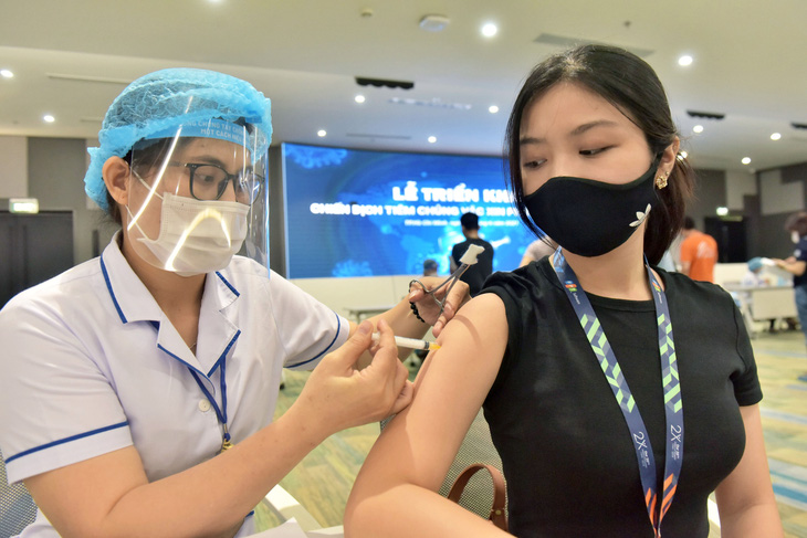 Mỗi ngày TP.HCM nỗ lực tiêm vắc xin cho 200.000 người - Ảnh 7.