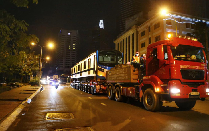 Đoàn tàu thứ 4 tuyến metro số 1 về depot Long Bình trong đêm TP.HCM giãn cách