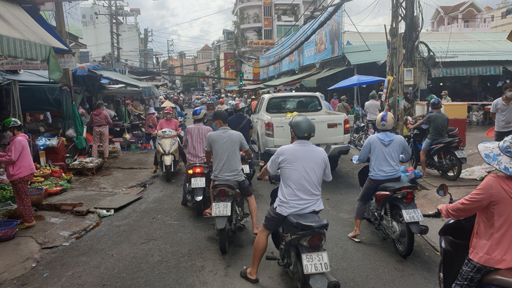 Chợ tự phát đã bớt đông, người mua tràn qua chợ truyền thống, siêu thị - Ảnh 8.