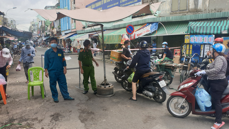 Chợ tự phát đã bớt đông, người mua tràn qua chợ truyền thống, siêu thị - Ảnh 5.