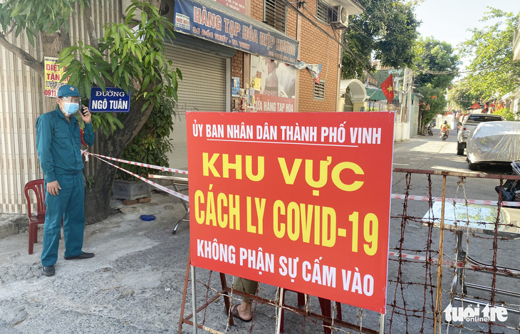 Vợ sốt, chồng chở tới bệnh viện khám, cả hai mắc COVID-19 - Ảnh 1.