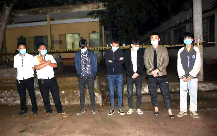 Khởi tố 2 người lái taxi chở 5 người Trung Quốc tính vượt biên qua Campuchia - Ảnh 2.