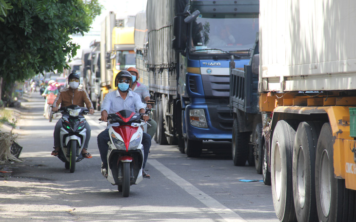 Ùn ứ xe tải tại chốt kiểm soát dịch ở Đà Nẵng
