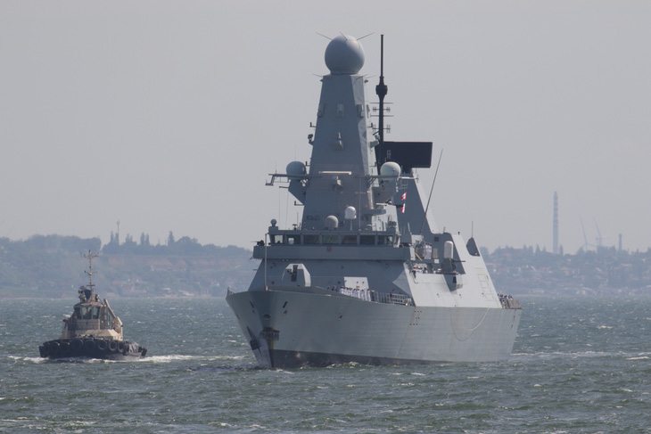 Nga nói bắn cảnh cáo tàu chiến Anh trên Biển Đen, Anh phủ nhận - Ảnh 1.