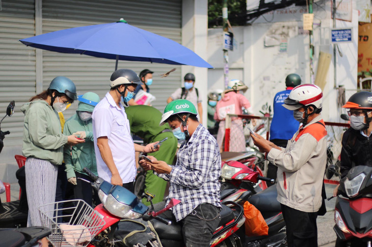 TP.HCM: Đi siêu thị, chợ đầu mối... bắt buộc khai báo y tế điện tử từ ngày 24-6 - Ảnh 1.