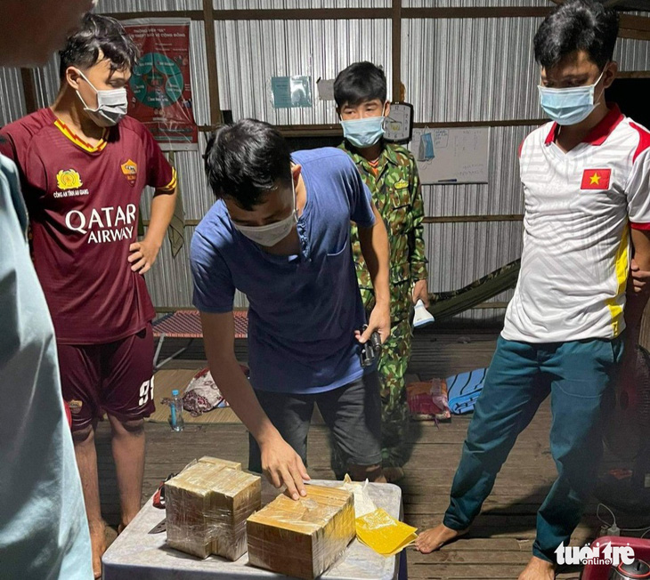 Thanh niên nhảy xuống sông bơi qua Campuchia, bỏ lại thùng nhựa chứa hơn 7kg ma túy - Ảnh 2.