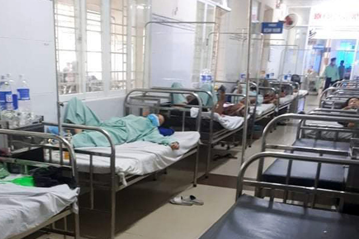 Bệnh viện tiếp nhận 54 người dân Long Khánh nghi ngộ độc sau khi mua bánh mì ăn - Ảnh 1.