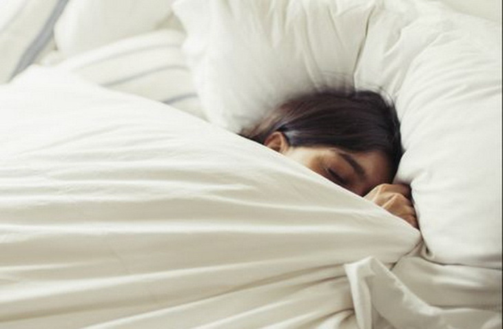 Ngủ ít có thể làm tăng nguy cơ bệnh tiến triển nặng hơn khi mắc COVID-19 - Ảnh 1.