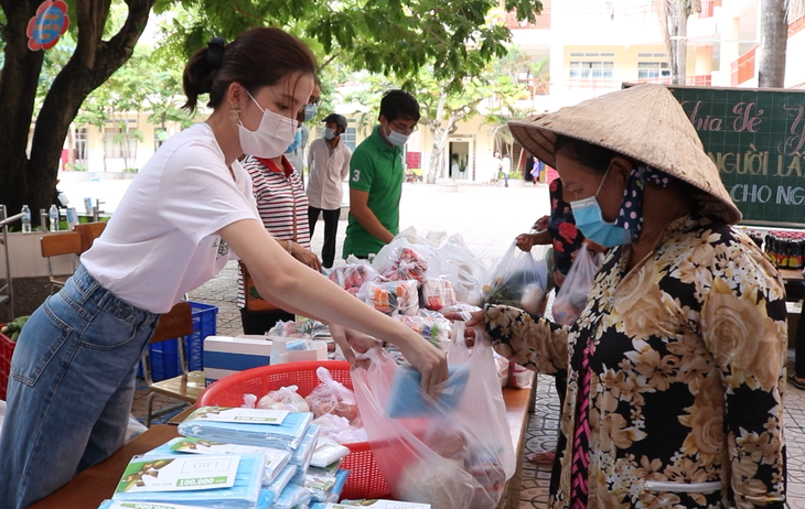 Ấm áp phiên chợ 0 đồng và những suất cơm giúp bà con nghèo mùa dịch - Ảnh 3.