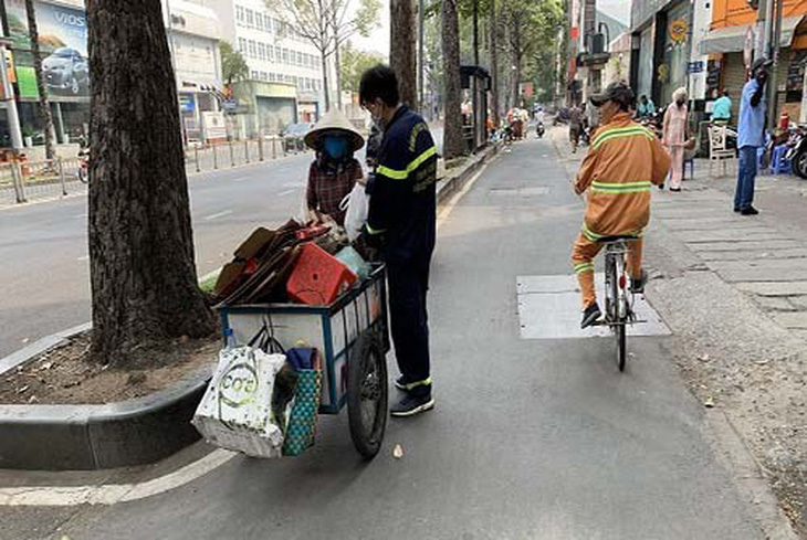 Tấm lòng của những người lính cứu hỏa giữa mùa dịch COVID-19 - Ảnh 1.