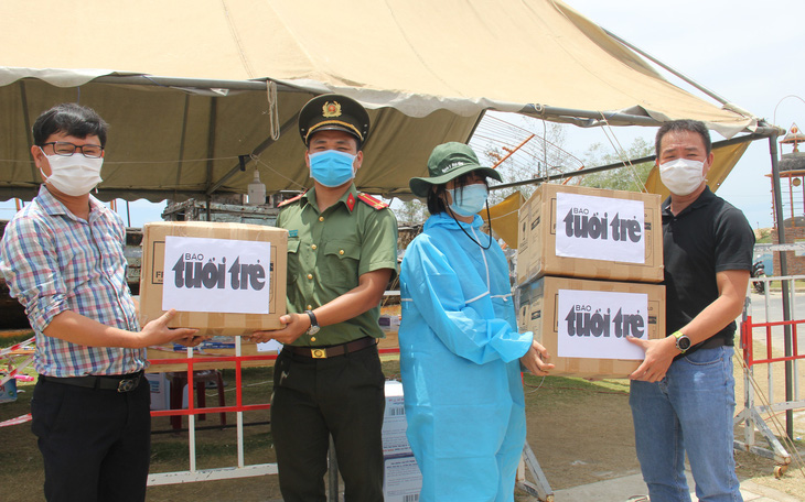 1.500 tấm chắn nước bọt của bạn đọc Tuổi Trẻ cho các chốt chống dịch ở Đà Nẵng và Quảng Nam