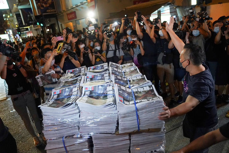 Báo Apple Daily in 1 triệu bản cuối cùng, dân Hong Kong xếp hàng mua qua đêm - Ảnh 2.