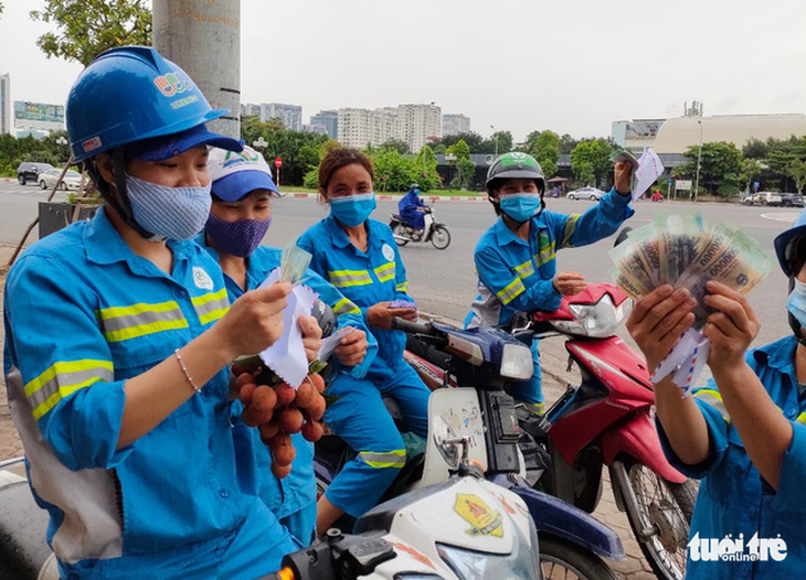 Công nhân môi trường bị nợ lương được tặng tiền, hỗ trợ chỗ ở, khám bệnh - Ảnh 1.