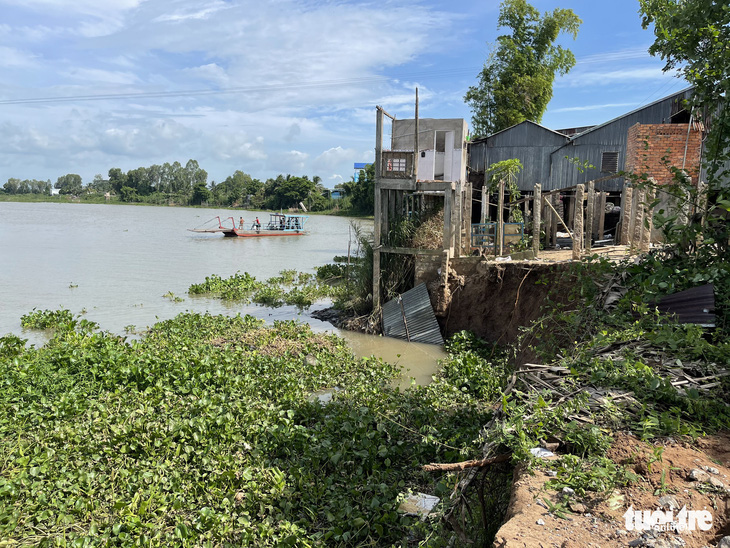An Giang ban bố tình huống khẩn cấp sạt lở bờ sông Châu Đốc - Ảnh 1.