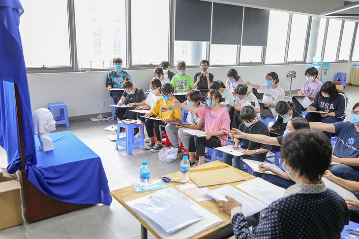 Đại học Văn Lang tiếp tục tổ chức đa dạng hình thức thi tuyển sinh năng khiếu 2021 - Ảnh 1.