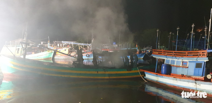 Hải quân cứu hàng chục tàu cá khỏi hỏa hoạn trong đêm - Ảnh 2.