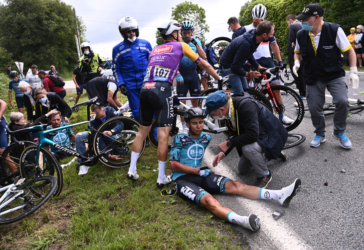 Video: Tai nạn liên hoàn ngày khai mạc Tour de France 2021 - Ảnh 1.