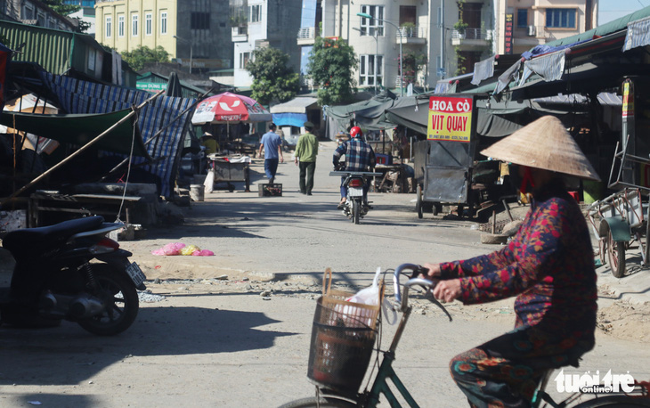 Một ngày Nghệ An có 11 ca COVID-19, TP Vinh tạm dừng thêm một chợ dân sinh - Ảnh 2.