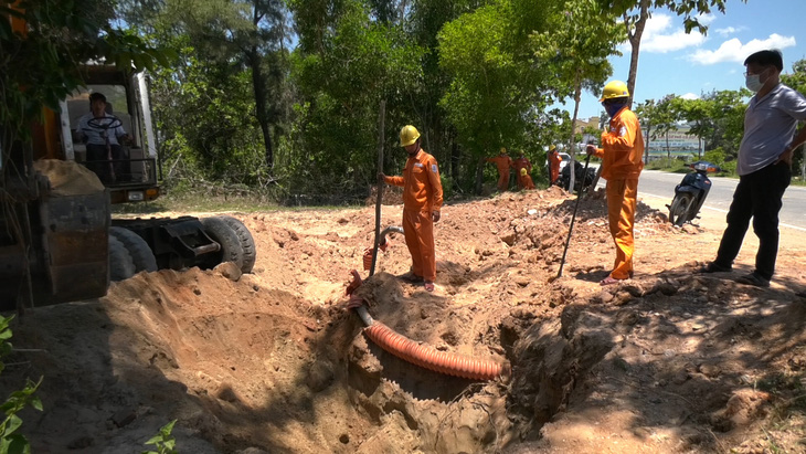 Đảo Cù Lao Chàm mất điện do xe múc đất làm hỏng cáp ngầm 22kV - Ảnh 1.
